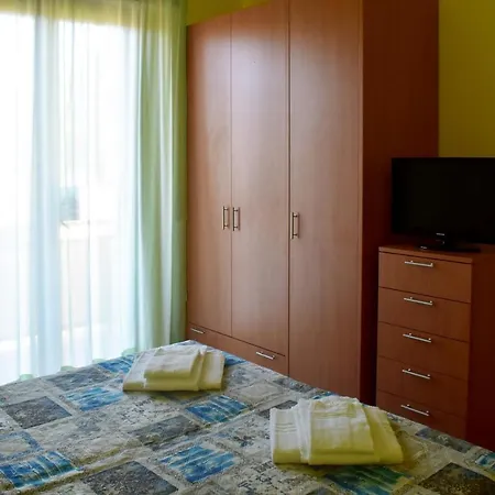 Casa Per Ferie Nostra Signora Tonfano * מרינה די פיאטרסנטה